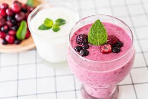 gemengde bessen met yoghurt smoothies op tafel foto