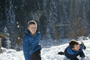 kinderen spelen met vers sneeuw foto