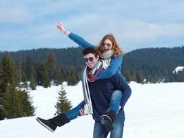 gelukkig jong paar hebben pret Aan vers tonen Aan winter vakantie foto