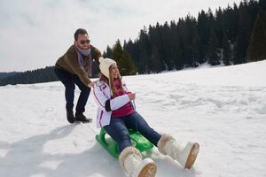 gelukkig jong paar hebben pret Aan vers tonen Aan winter vakantie foto