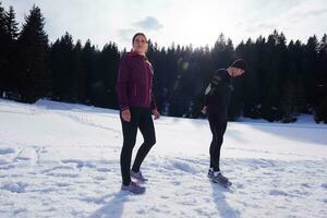 paar jogging buiten Aan sneeuw foto