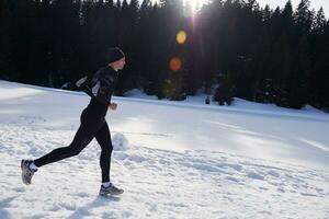 jogging Aan sneeuw in Woud foto