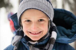 weinig jongen hebben pret Aan winter dag foto