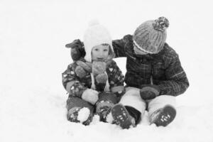 groep van kinderen hebben pret en Speel samen in vers sneeuw foto