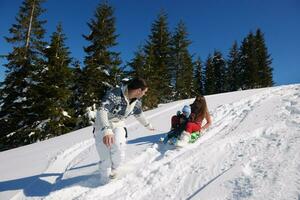 familie hebben pret Aan vers sneeuw Bij winter vakantie foto