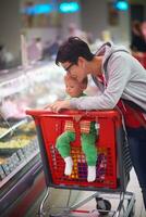 moeder met baby in boodschappen doen foto