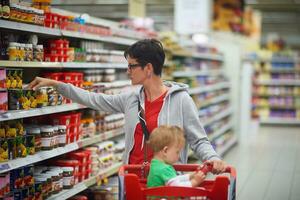 moeder met baby in boodschappen doen foto