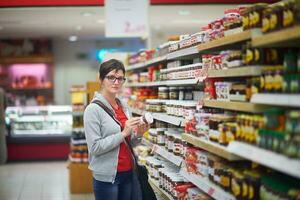 vrouw in de supermarkt foto