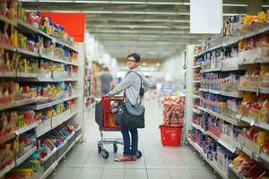 vrouw in de supermarkt foto