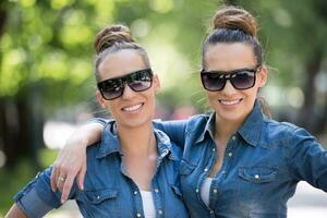 tweeling zus met zonnebril foto