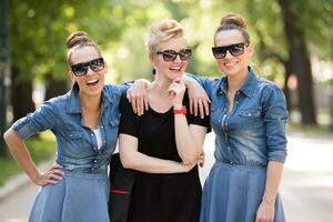 portret van drie jong mooi vrouw met zonnebril foto