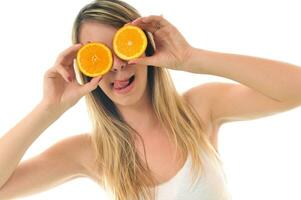 vrouw geïsoleerd Aan wit houden oranje foto