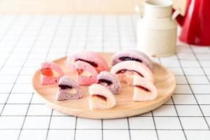 moerbei-, bosbessen- en aardbeienfruitcake op tafel