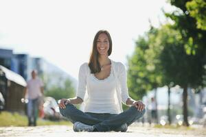 yoga Bij zonnig straat foto