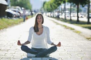 yoga Bij zonnig straat foto
