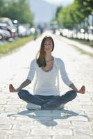 yoga Bij zonnig straat foto