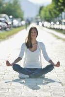 yoga Bij zonnig straat foto