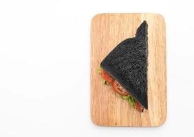 tonijn houtskool sandwich op witte achtergrond foto
