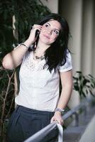 jonge gelukkige zakenvrouw praten via mobiele telefoon foto