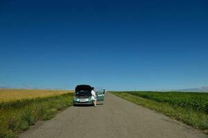 vrouw met gebroken auto foto