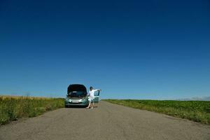 vrouw met gebroken auto foto