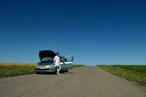 vrouw met gebroken auto foto