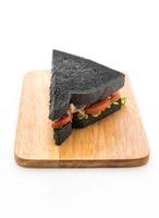 tonijn houtskool sandwich op witte achtergrond foto