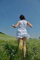 jonge gelukkige vrouw in groen veld foto