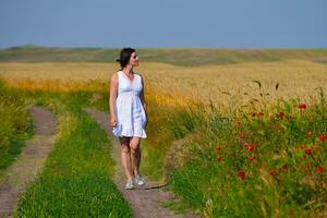 jonge gelukkige vrouw in groen veld foto