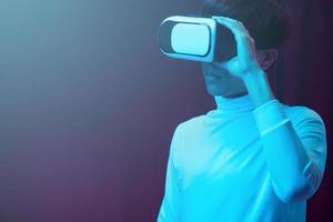 jonge aziatische man met een virtual reality-bril die 360 graden vdo kijkt foto