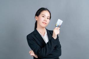 portret van een mooie jonge Aziatische vrouw die creditcard toont foto