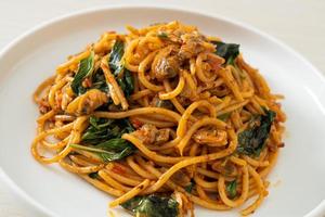 roergebakken spaghetti met kokkels en chilipasta