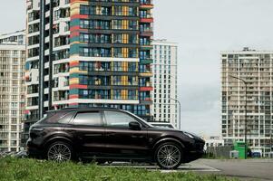 Minsk, Wit-Rusland, augustus 2023 - zwart porsche cayenne foto