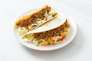 Mexicaanse taco's met kipgehakt foto