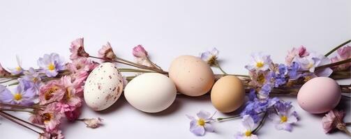 kleurrijk Pasen eieren in nest met bloemen Aan helder marmeren wit tafel. ai gegenereerd foto