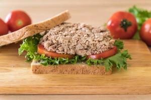 tonijnsandwich op een houten bord foto