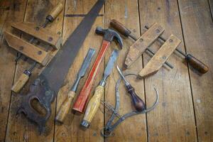 werkbank in hout winkel met verscheidenheid van oud hout werken gereedschap foto