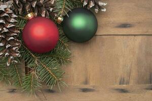 Kerstmis achtergrond met Groenen en rood en groen ornamenten foto
