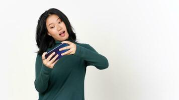 Holding smartphone en spelen spellen Aan smartphone van mooi Aziatisch vrouw geïsoleerd Aan wit achtergrond foto