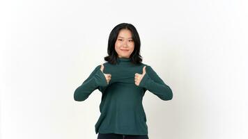 glimlachen op zoek Bij camera en tonen duimen omhoog van mooi Aziatisch vrouw geïsoleerd Aan wit achtergrond foto