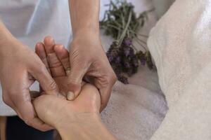 vrouw fysiotherapeut geven geduldig een hand- massage, dichtbij omhoog schot. foto