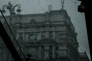 venster glas met wazig stad gebouwen foto