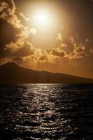 prachtige romantische zonsondergang en de zee