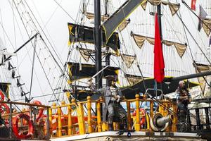 een piratenschip en een piratenstandbeeld foto