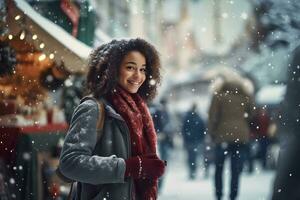 jong vrouw Aan Kerstmis markt met besneeuwd het weer, geniet winter vakantie het weer. foto