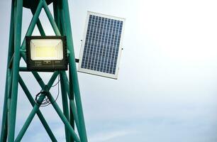 zonne- panelen en licht bollen Aan de paal, zonne-energie energie, elektriciteit van zonne- cellen Aan de achtergrond van de Doorzichtig lucht en zonlicht, verloop lucht mooi. foto