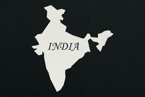 wit kaart van Indië Aan zwart papier foto