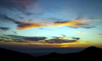 donkere en glanzende zachte wolken aan de lucht foto