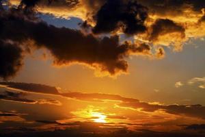 prachtige kleuren van een zonsondergang aan de hemel foto