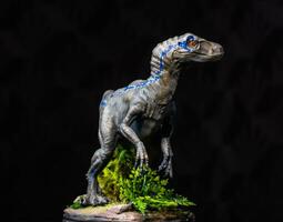 velociraptor dinosaurus in de donker foto